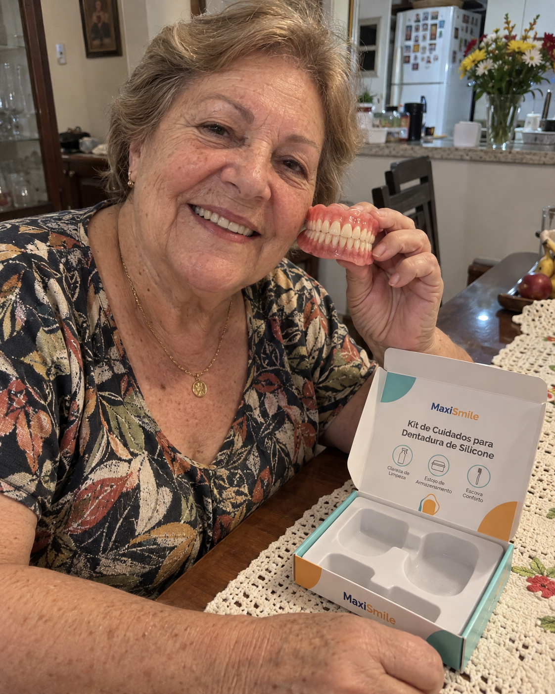 Cliente mostrando o produto ao lado da caixa MaxiSmile