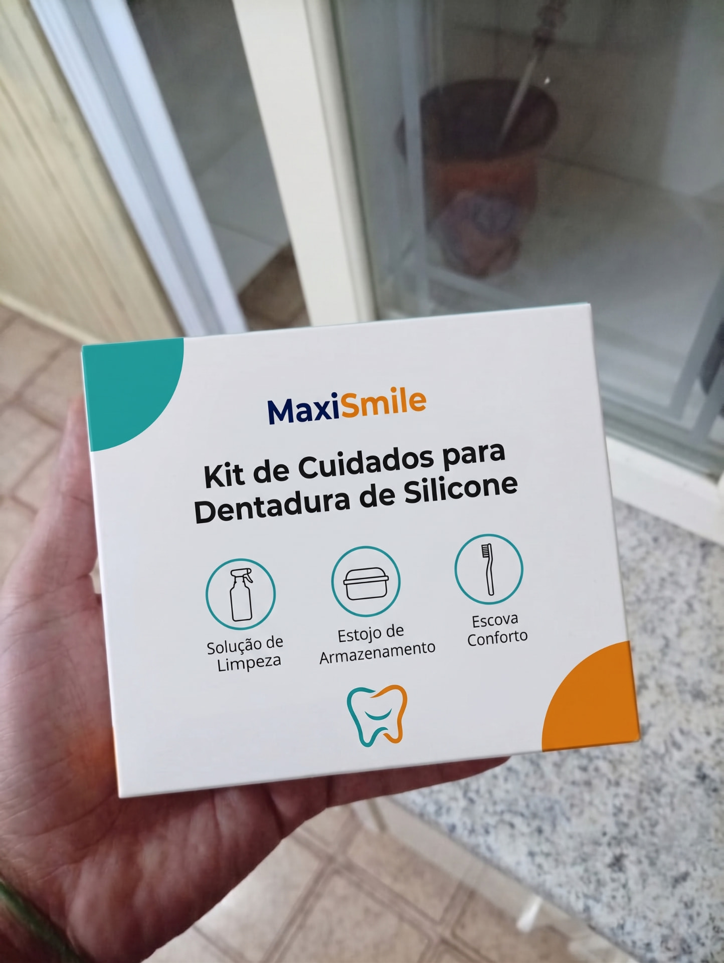 Cliente segurando a embalagem MaxiSmile recebida