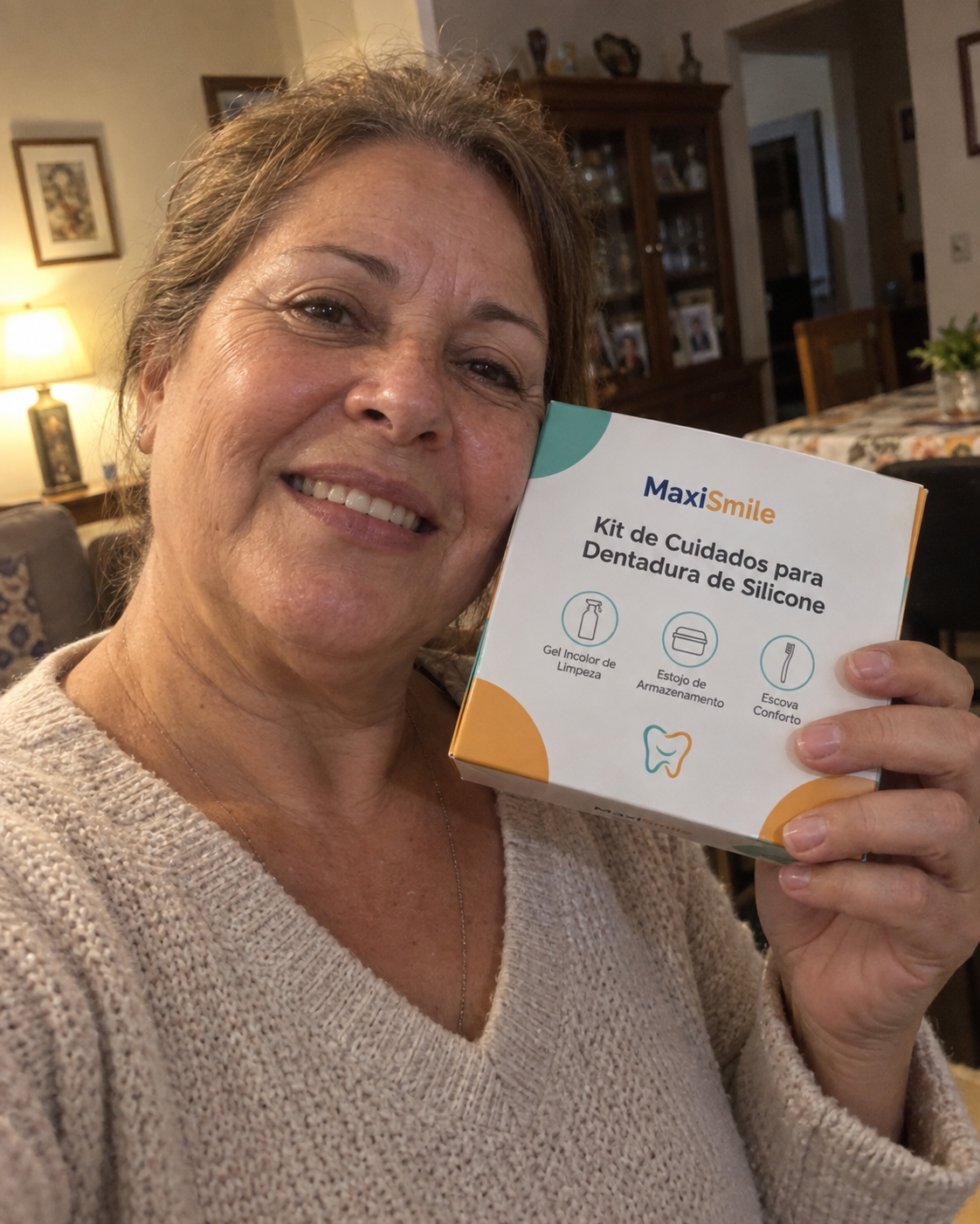 Cliente sorrindo e segurando a caixa do kit MaxiSmile
