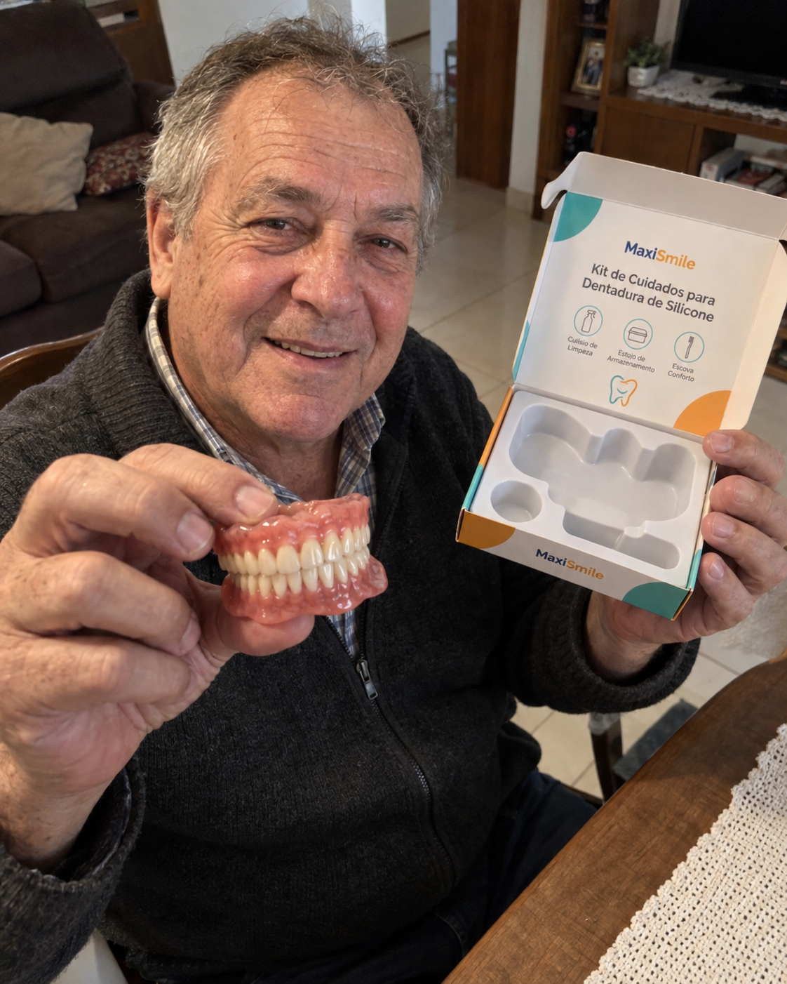 Cliente mostrando o produto e a embalagem MaxiSmile